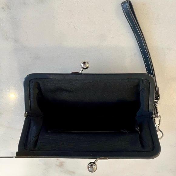 COACH Soho VINTAGE French Kiss Lock Black Leather Framed Clutch Wristlet! - Picture 4 of 4